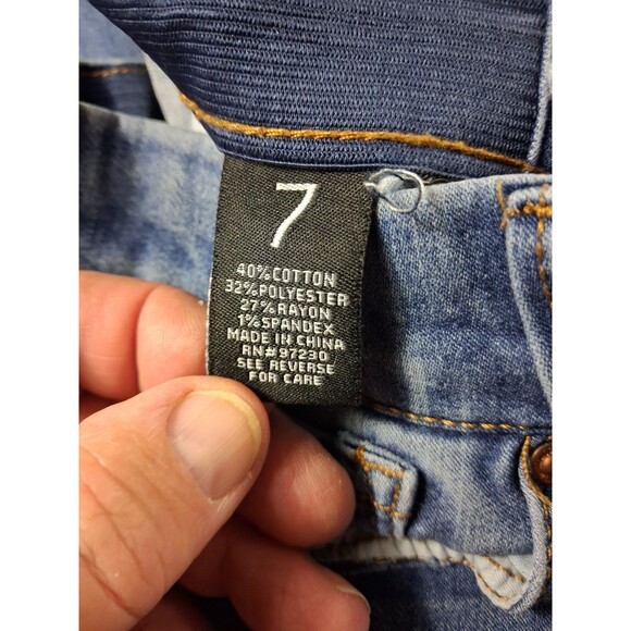 Almost Famous Premium Women’s Size 7 Light Wash Mid Rise Denim Jeans NWT - Picture 2 of 16